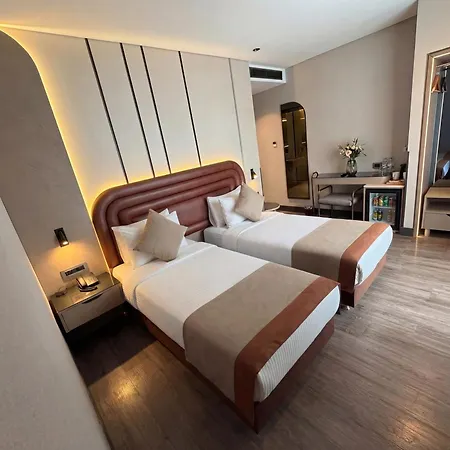Hotel Edition Old 4*