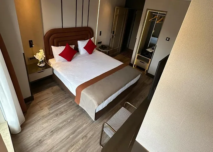 Hotel Edition Old 3*