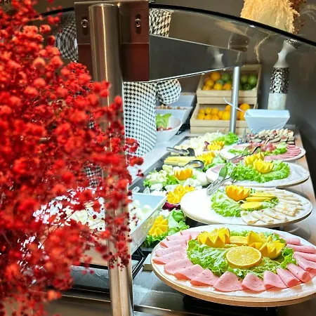 Отель Edition Old