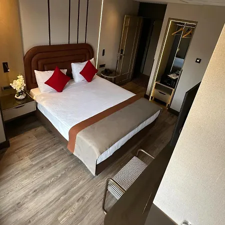 Отель Edition Old 3*